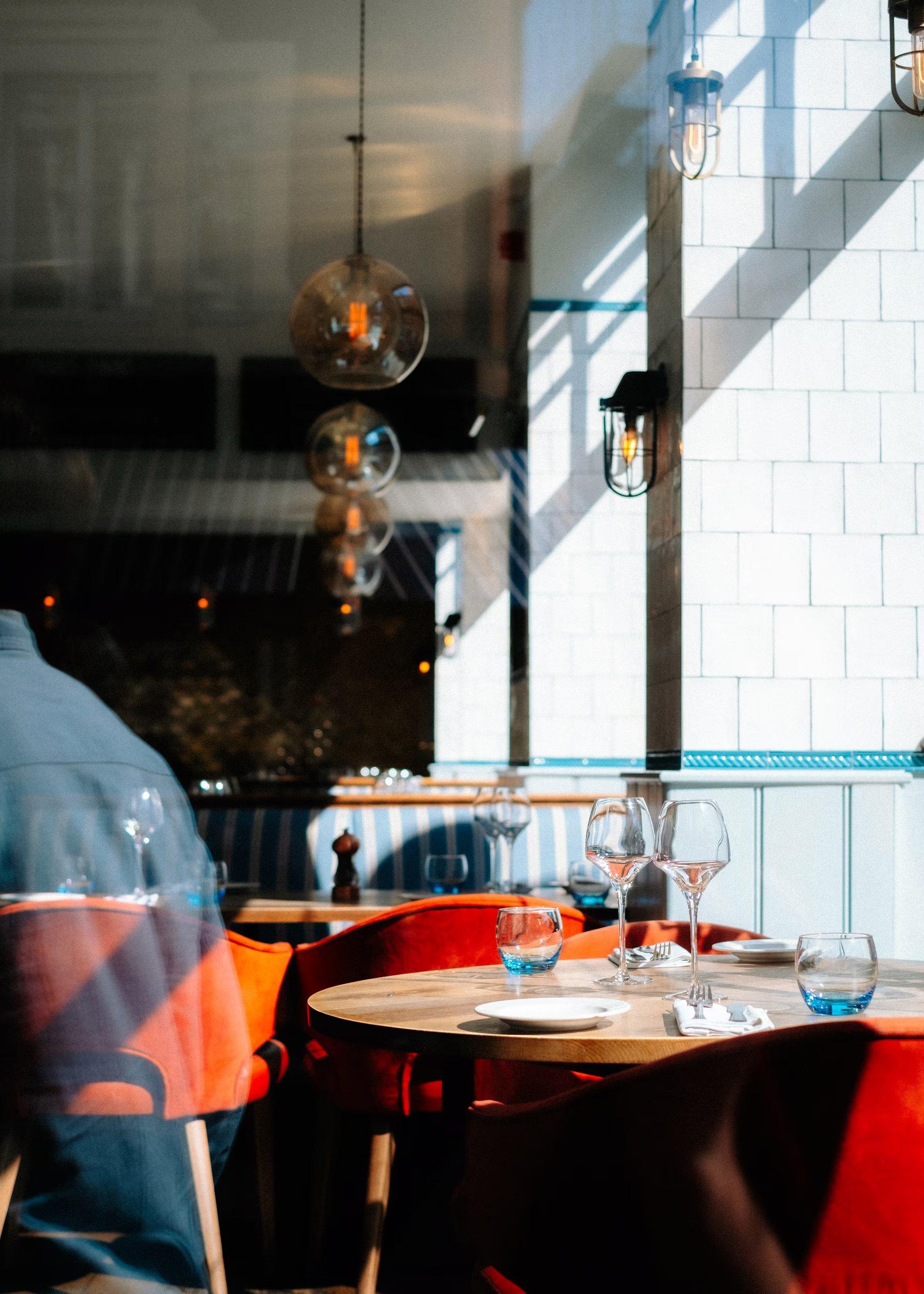 Warszawa: sala restauracyjna z przemyślanym oświetleniem — światło i przestrzeń